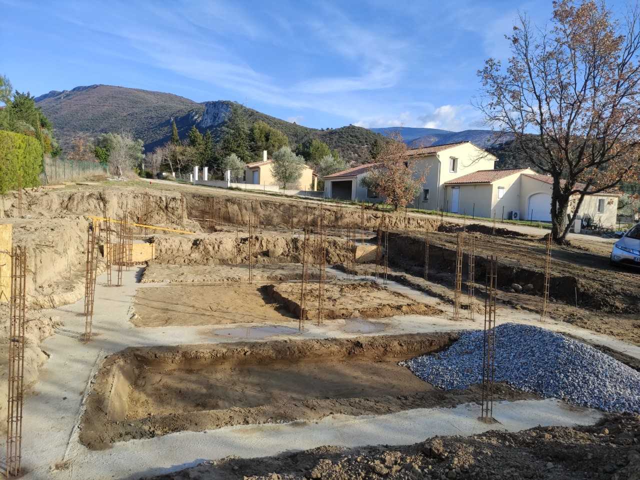 Ouverture de chantier dans le Vaucluse villa moderne en angle de plein pied.